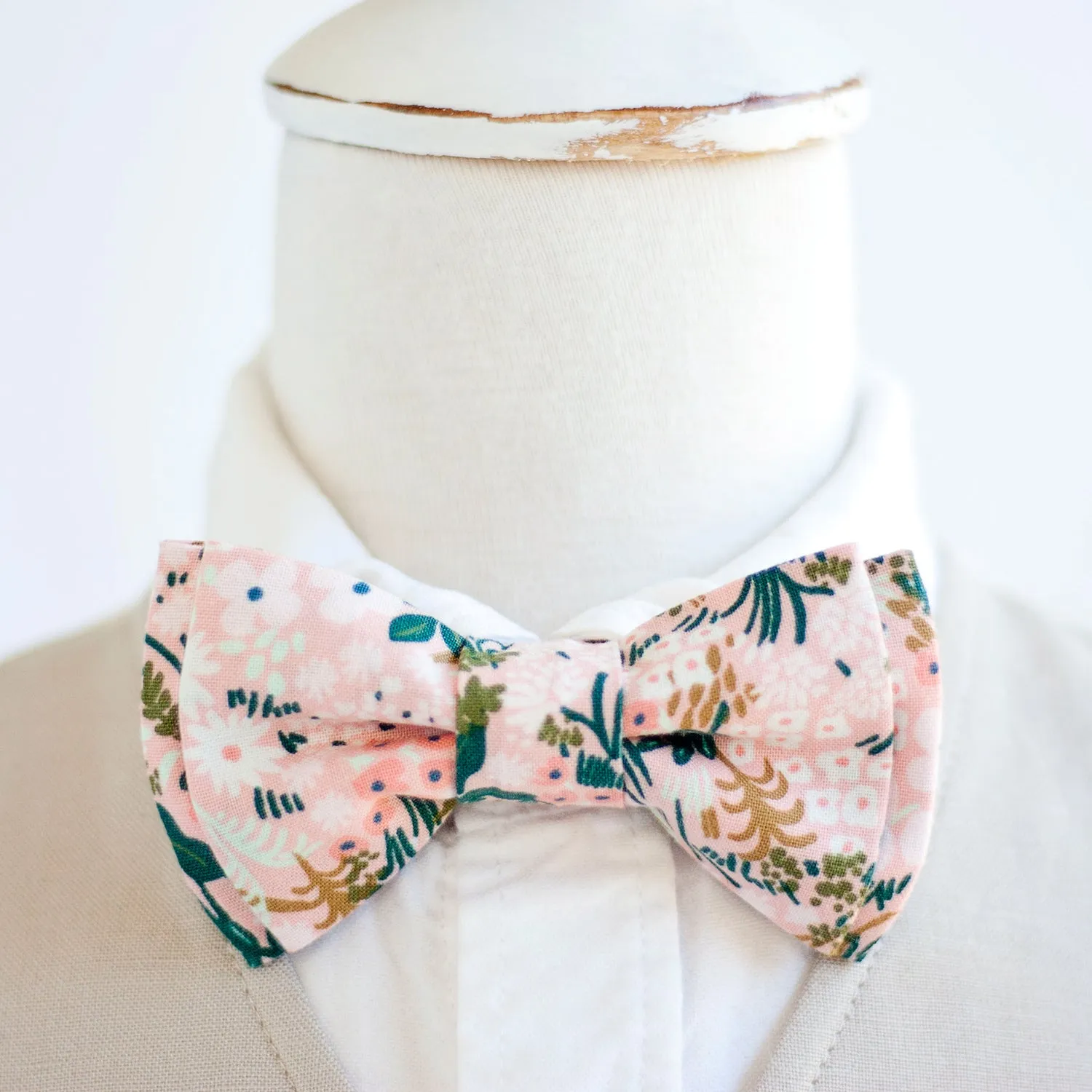 Boy's Pocket Square / Meadow In Pink