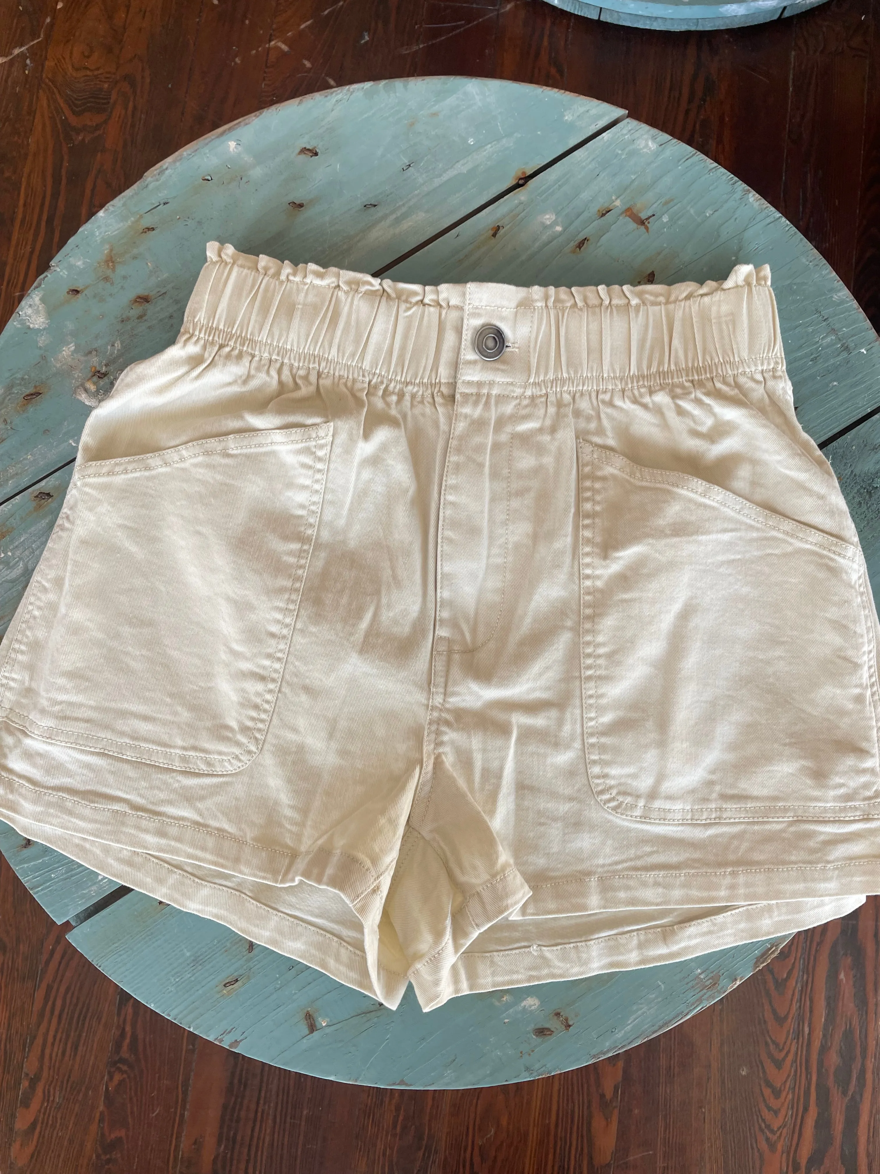 Breeta Elastic Waist W/Button Relaxed Shorts