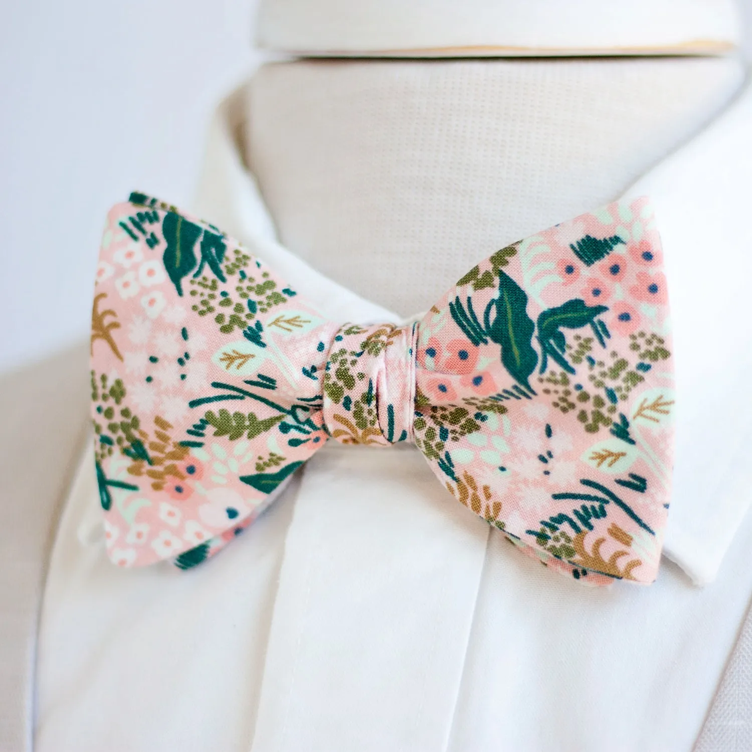 Men's Necktie / Meadow In Pink